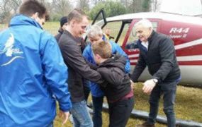 Zieke kinderen genieten van helikoptervlucht 