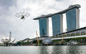 Volocopter luchttaxi vliegt over de Marina Bay in Singapore