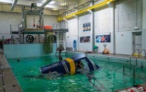 Ministers (B) volgen helikopterveiligheidstraining voor offshore bezoek  