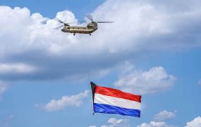 Defensiehelikopters vliegen vrijheidsambassadeurs door Nederland