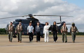 Militaire helis vlogen de Ambassadeurs van de Vrijheid door Nederland