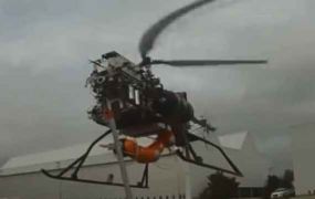 Onbemande helikopter testen robotarmen