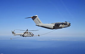 Airbus A400M in vlucht refueling testen met een H225M helikopter