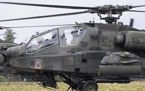 Amerikaanse AH-64D Apaches op oefening 'Combined Resolve XVI' in Duitsland